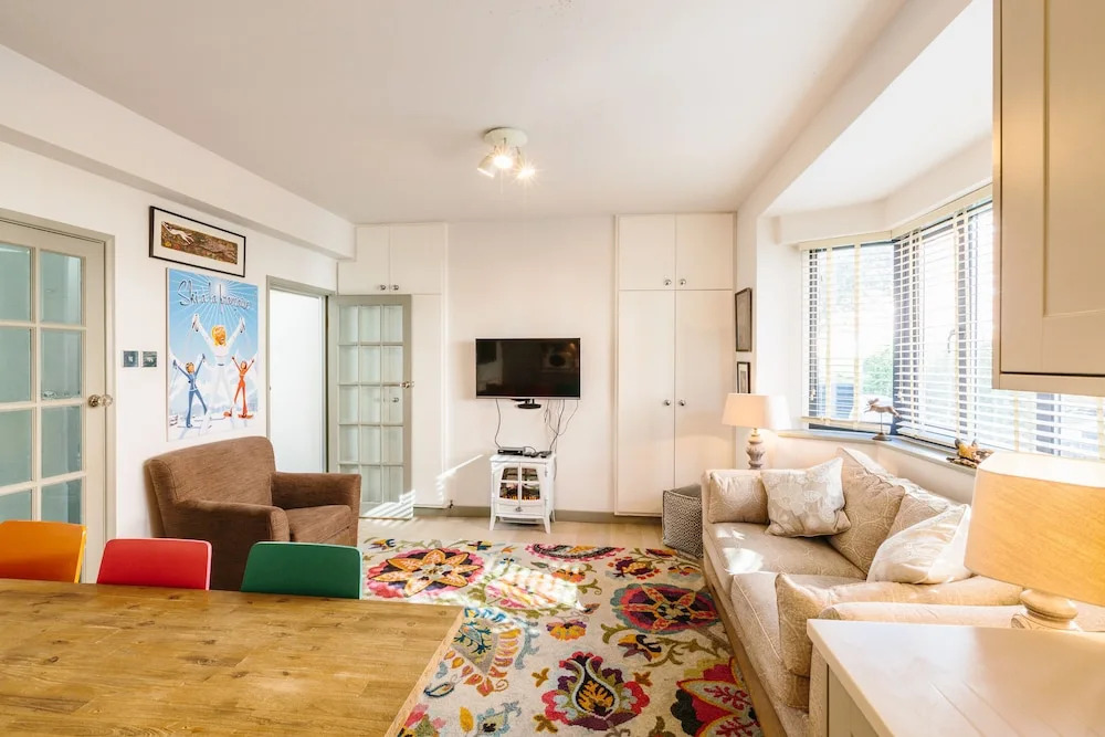 Bright and Charming Battersea Park Apartment