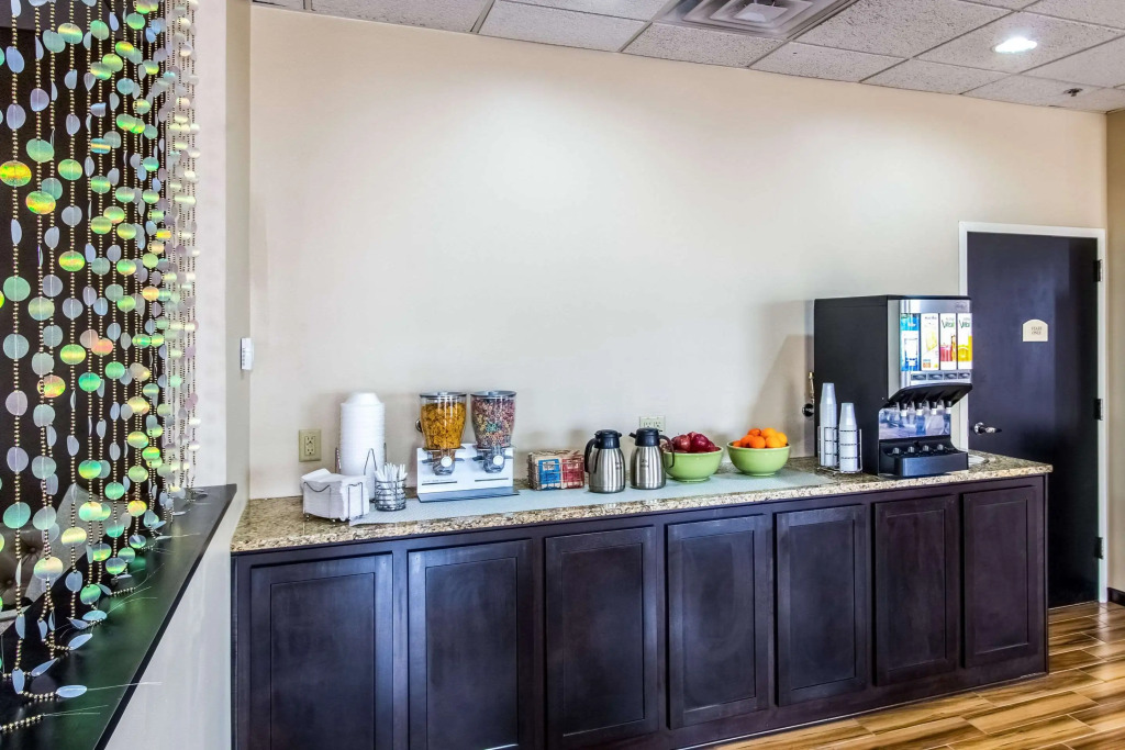 Quality Inn & Suites Moline Airport