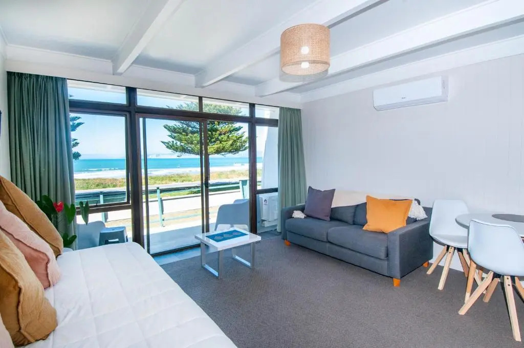 Whispering Sands Beachfront Motel
