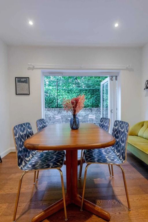 Charming 1 Bedroom Apartment in Shepherds Bush With Patio Area