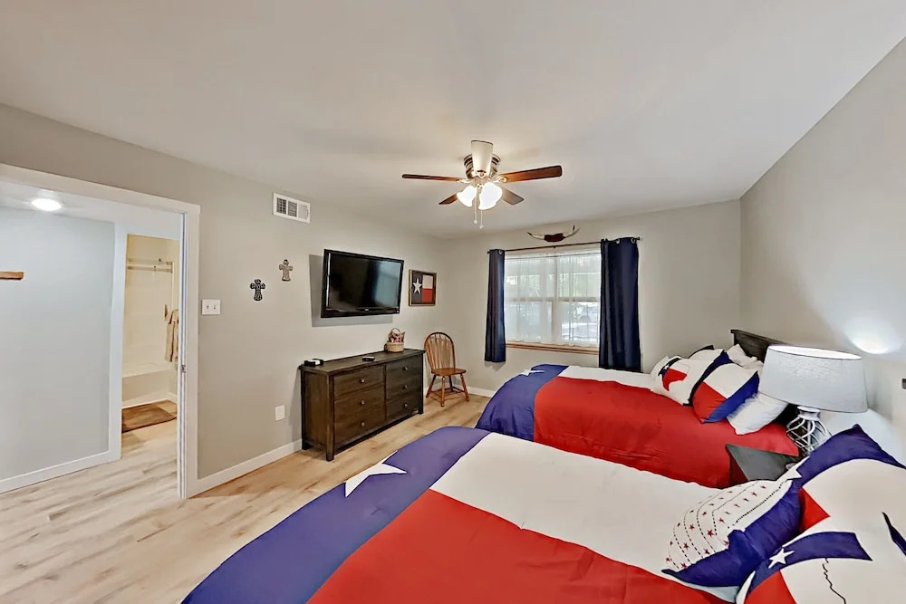 Lakefront Horseshoe Bay Hideaway W/ Pool & Docks 3 Bedroom Condo