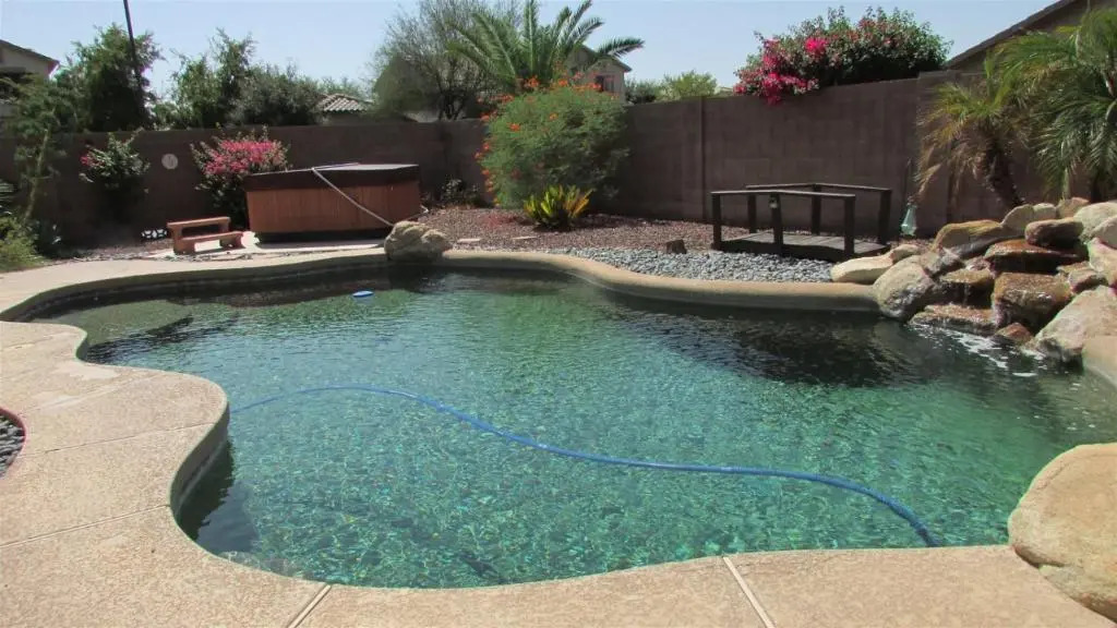 Cozy house near I-10 with pool heater, hot tub, BBQ