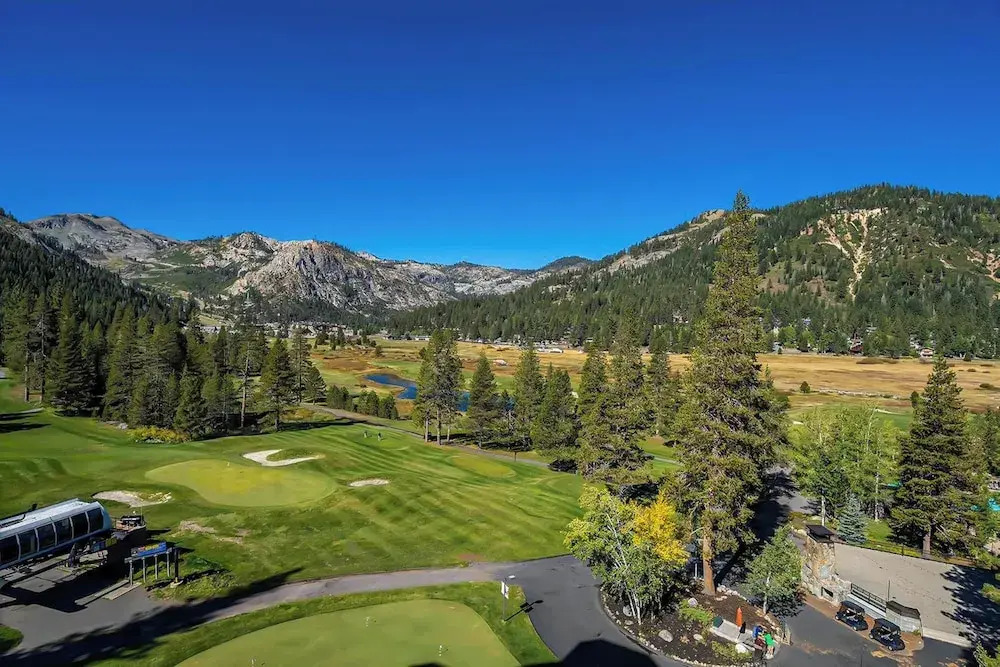 Sweeping Views & Access to Slopes: Everline Condo