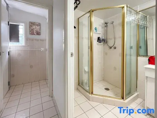 Spacious 4-Bedroom Family Home - Close to Airport & City