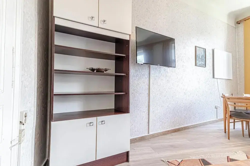 Stylish 2BR Apt Garden Modern Comforts
