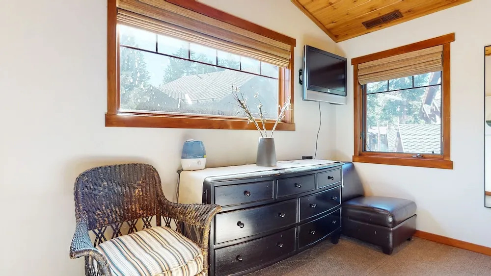 Grayfox 2 Pet-Friendly, 5-Star with Private Hot Tub, 2 Car Garage and Prime Location by RedAwning