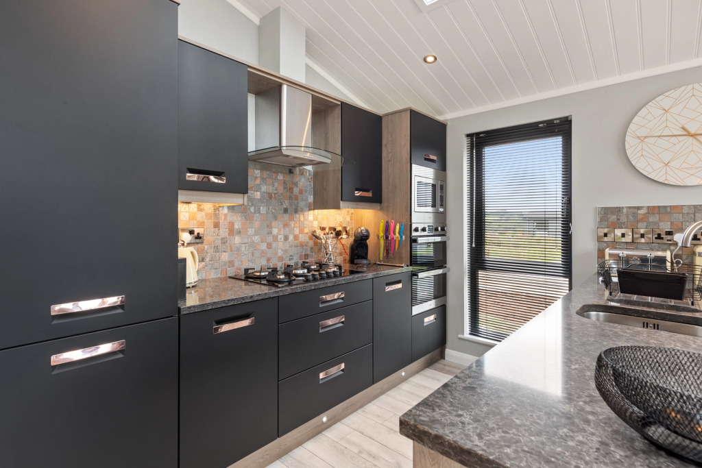 Ael-Y-Bryn - Luxury Lodge, Hot Tub, Three En-Suite Bedrooms