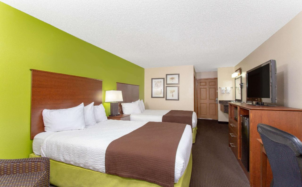 Coratel Inn & Suites by Jasper Black River Falls, WI