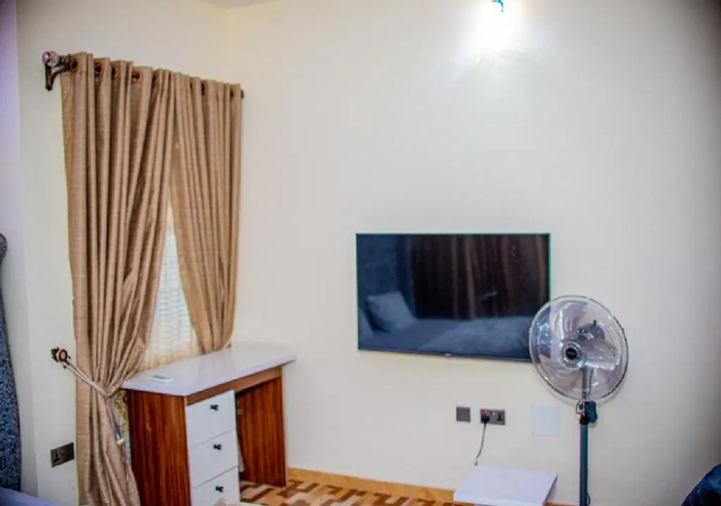 Luxury 3-Bedroom Duplex FAST WIFI & 247Power