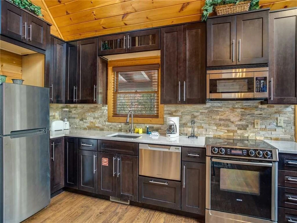 Mountain Elegance 2 Bedroom Home with Hot Tub
