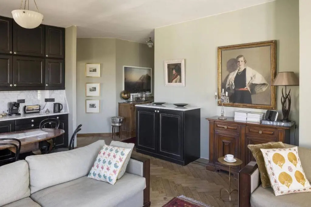 Luxury 2 bed apartment, central location with mountain views