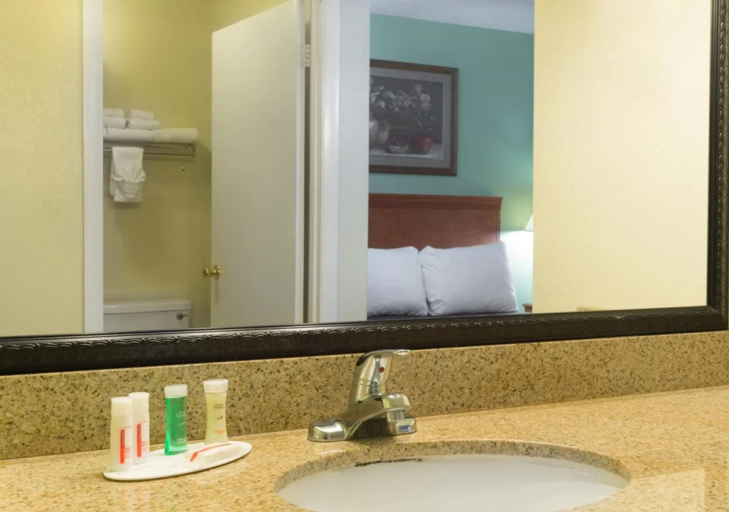 Howard Johnson Express Inn - Tallahassee