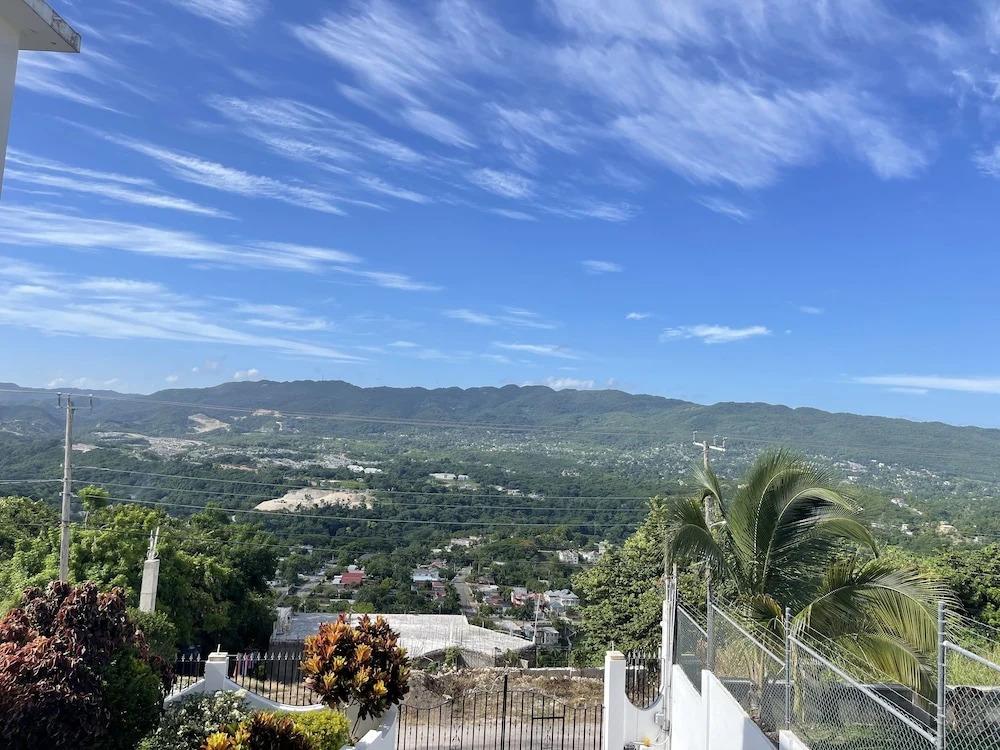 Skyline Suites, Breathtaking Mountains & City View 1 Bedroom Apts by RedAwning