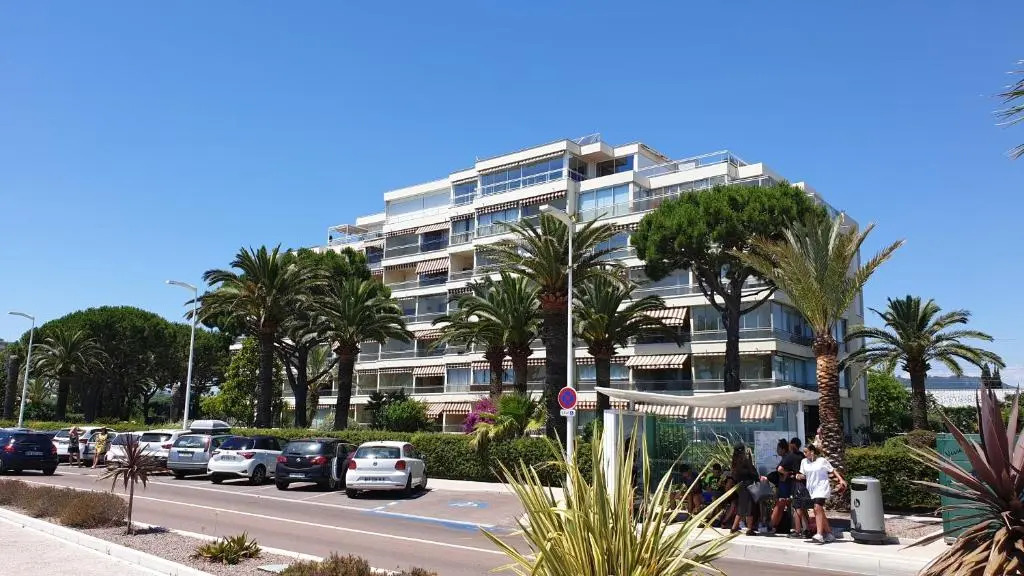 Garden and beach sea view apartment Cannes