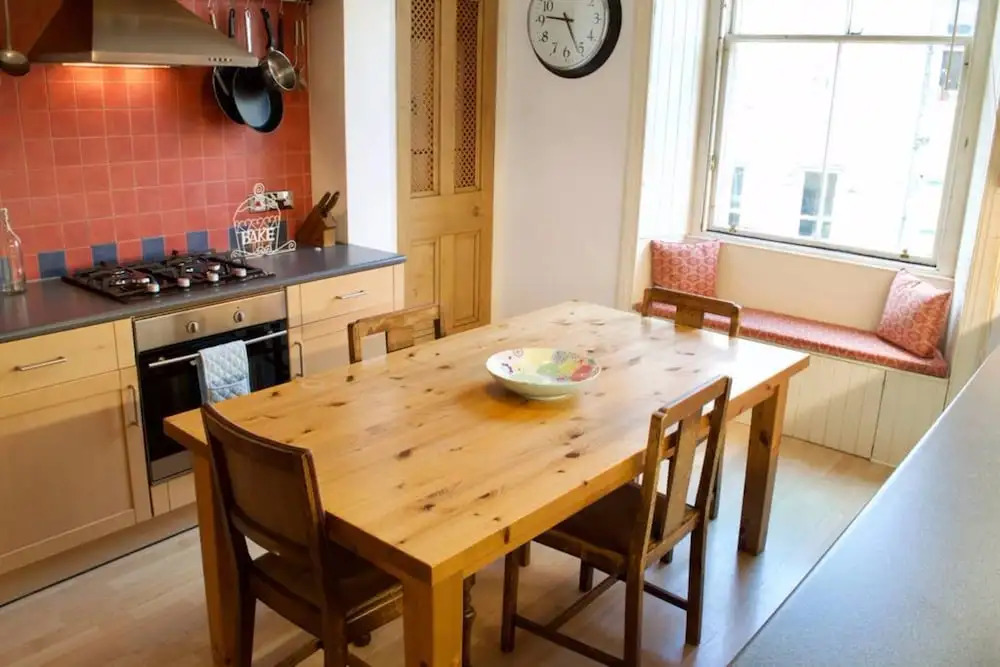 2 Bedroom Flat Near The Kings Theatre
