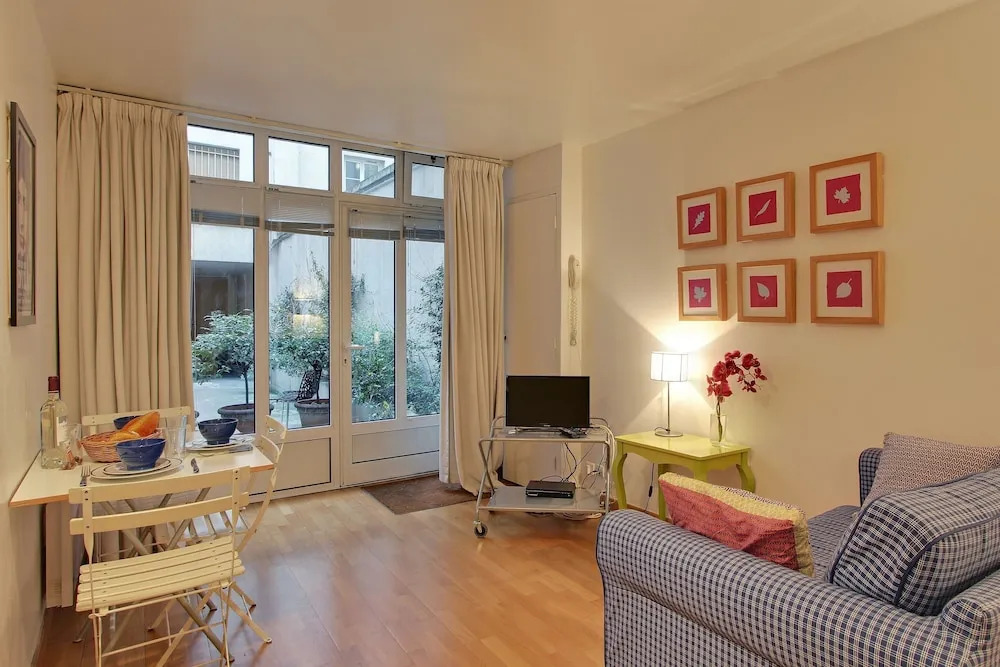 S09278 - Studio with patio for 3 people, Grand Boulevards