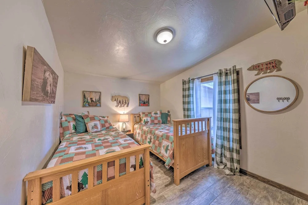 'raven Hill Retreat' ~ Close to Midtown!