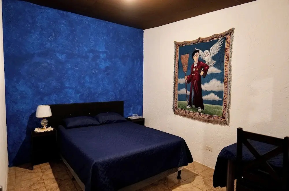 Budget Private Rooms - Wonderland B&B - Shuttle services available