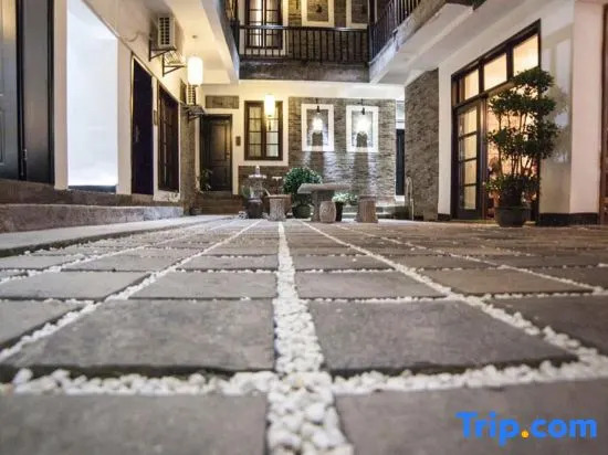 Fenghuang Dengli Courtyard Inn (East Gate of the Ancient City)
