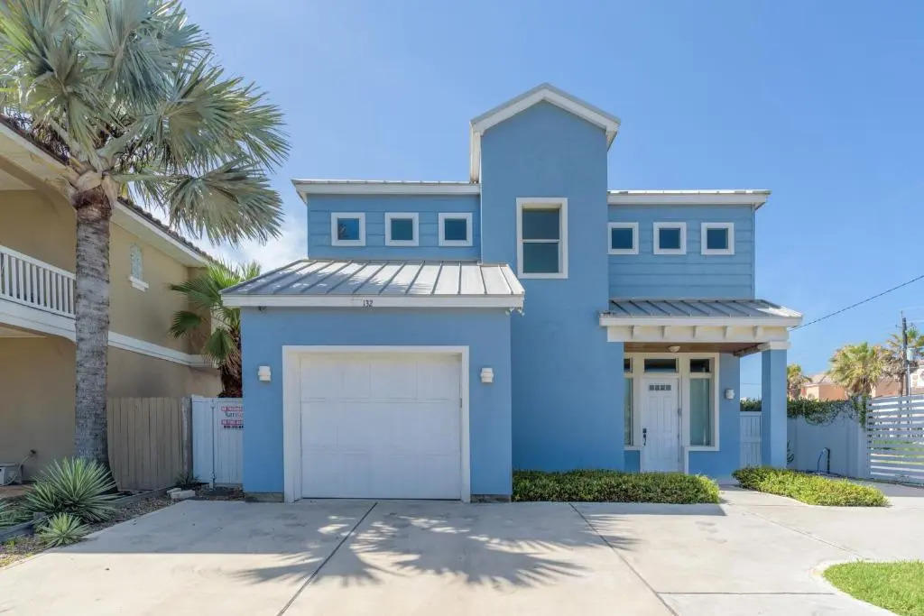 Capricorn - 3 Bedrooms Condo with Private Pool, easy walk to the beach Sleeps 6