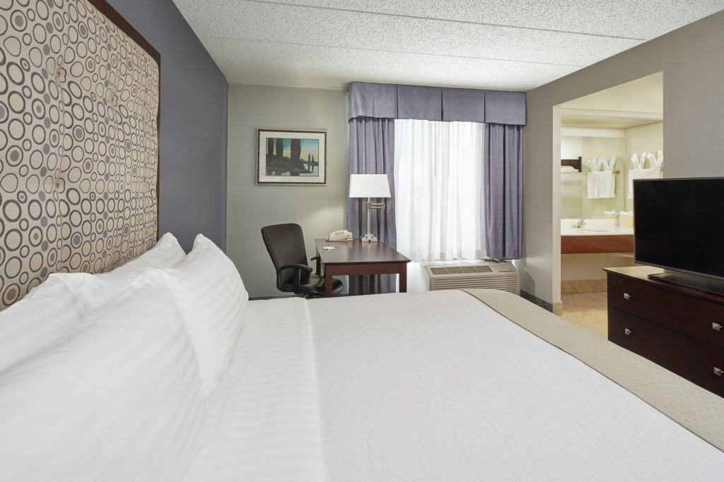 Holiday Inn & Suites Chicago-Carol Stream Wheaton by IHG