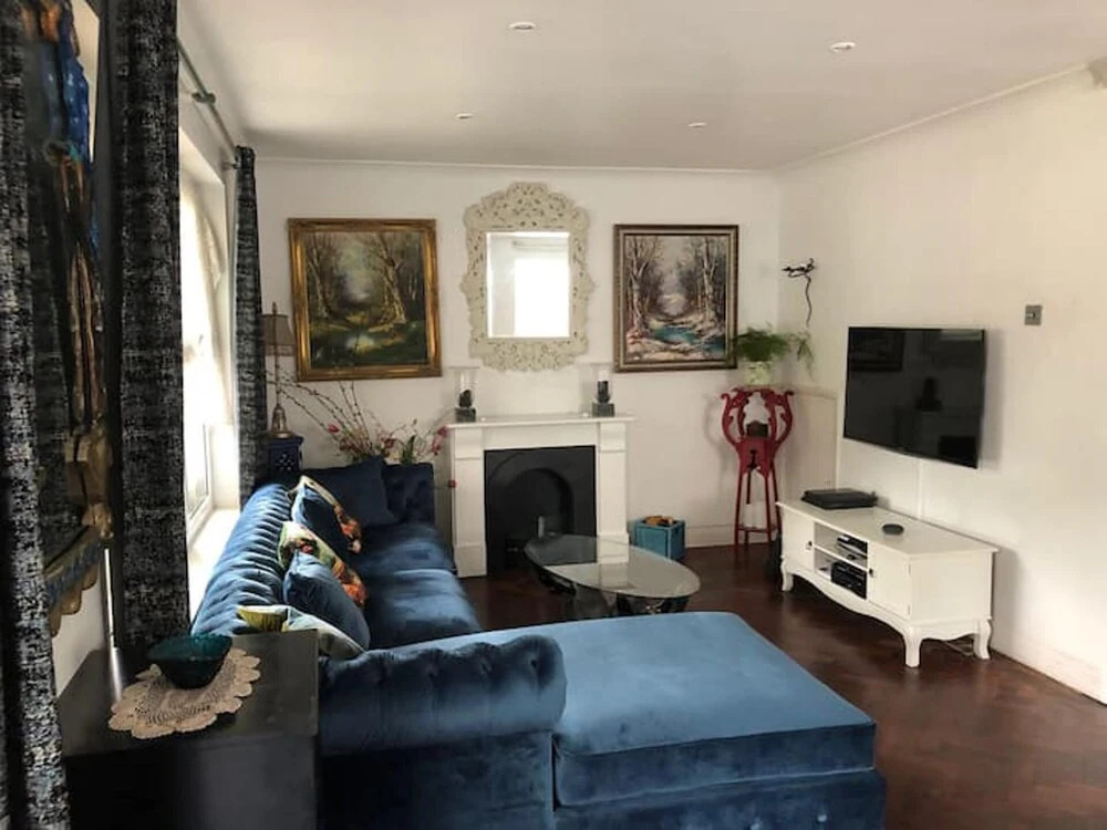 Inviting 5-bed House in London