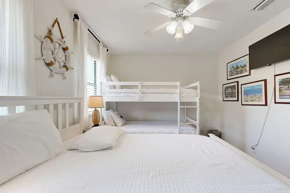 Snowbird-friendly Condo With Patio, Central AC, W/d, Pool & Tennis - Near Beach