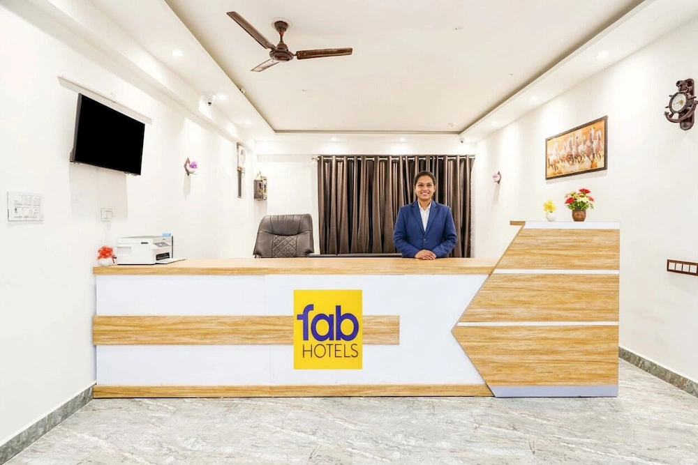 Fabhotel Golden Inn