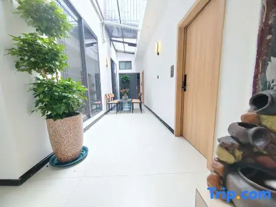 Jingsu Menglan Chunxiao Designer Courtyard Villa (Phoenix Ancient City Range Rover Station Store)