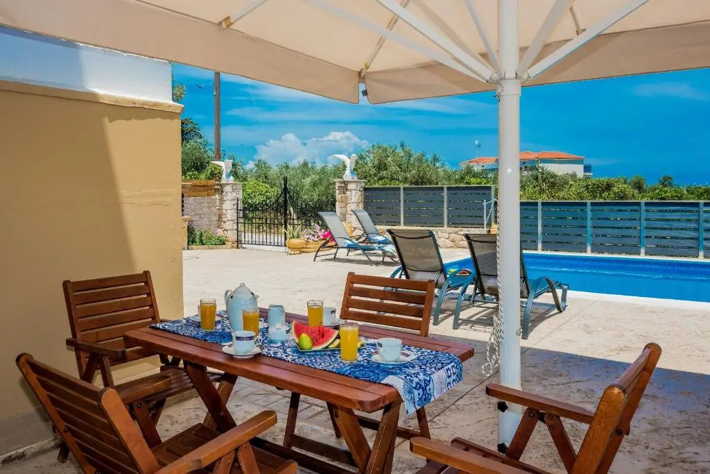 Costas Studios - 450m from Argassi center, by ZanteWize