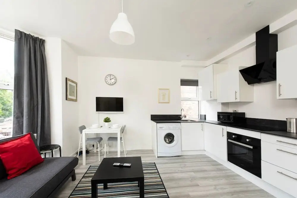 Modern Sleeps 5 - 1BR Home in Manchester