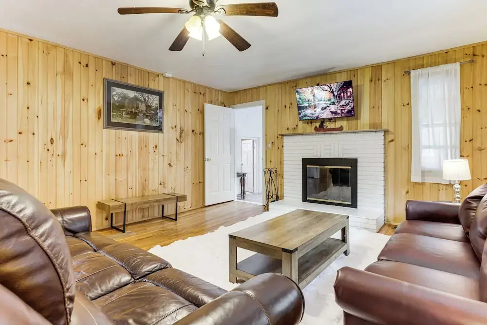 Creekside Home w/ Hot Tub, 3 Mi to Dtwn Gatlinburg
