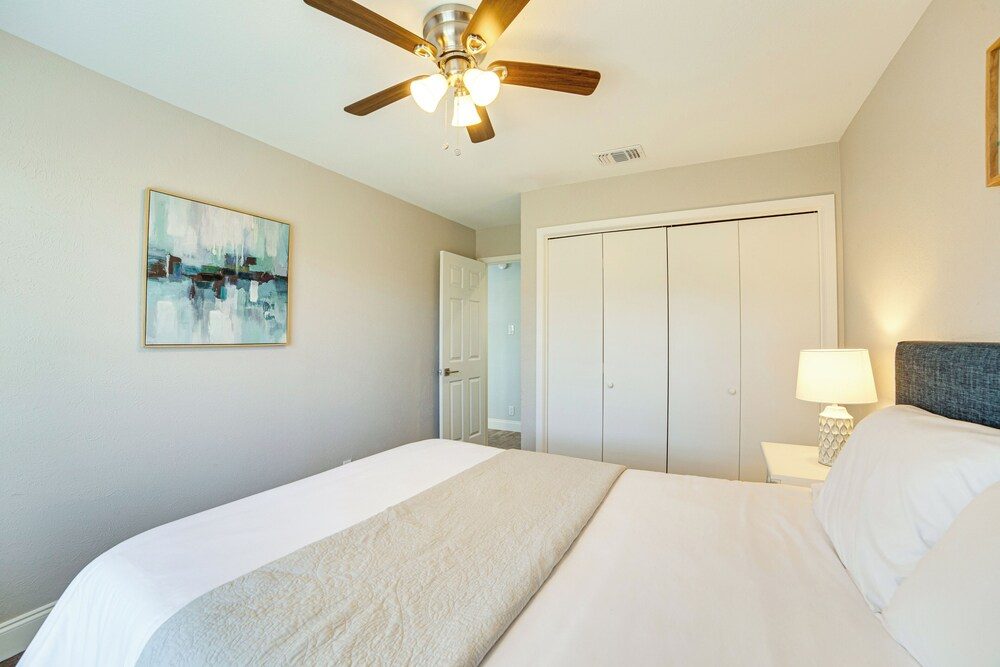 Lakeside Retreat: Large Spacious Home w/ Game Room