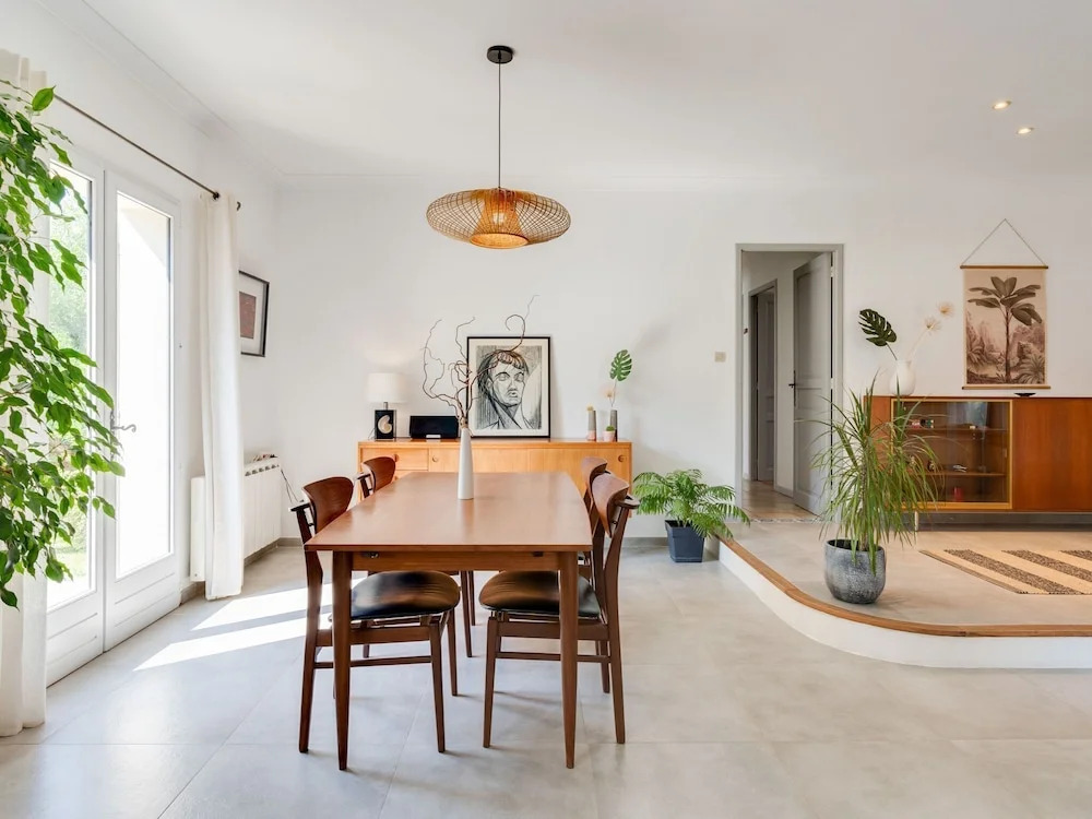 Luxury Modern Villa With Private Pool and Enclosed Garden in the Heart of the Vaucluse
