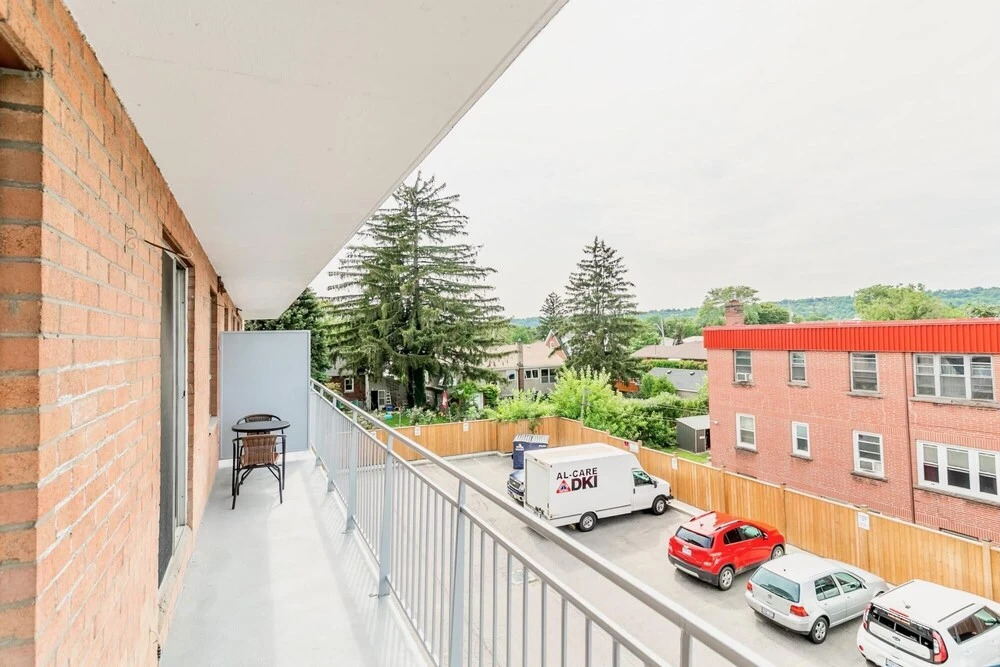 Spacious 2BR Apt With King bed Near DT Hamilton