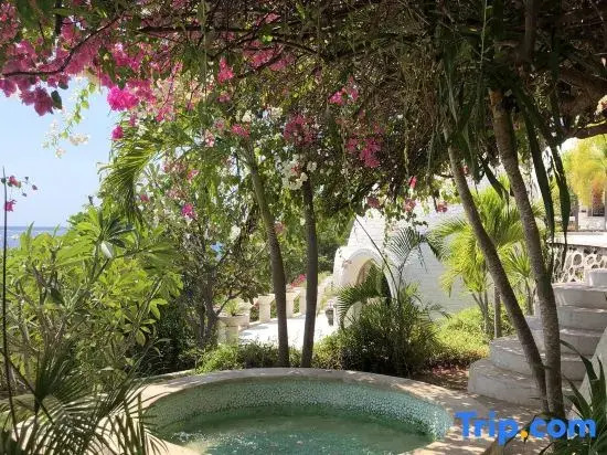 Mentigi Bay Dome Villas