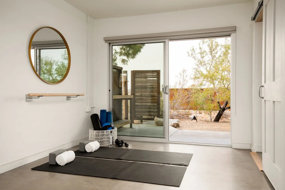 Smoketree by Avantstay An Oasis w/ Two Kitchens, Pool, Hot Tub & Air Streamer!