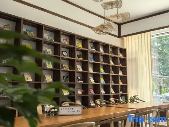 Qingcheng · Fange Private Hot Spring Vacation Apartment (Qingchengshan High-Speed Railway Station)