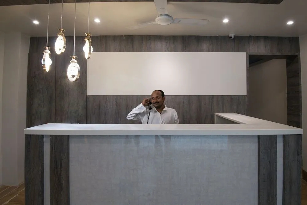 OYO 22070 West Inn Hotel