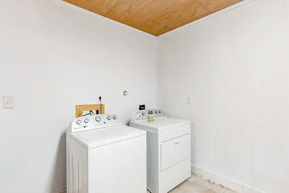 3BR Next to Park w/ Large Yard, AC & W & D