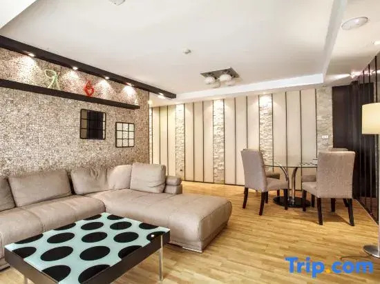 2A - Luxurious 2-Bedroom Condo in Central Bangkok with Gym and Swimming Pool