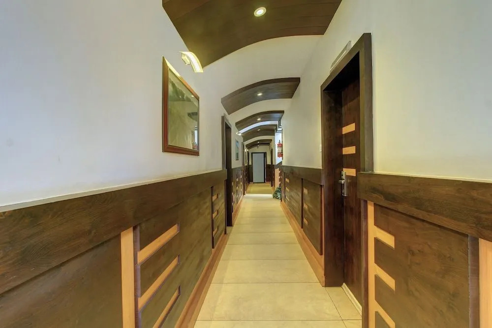 OYO 24825 Hotel Sholas Residency