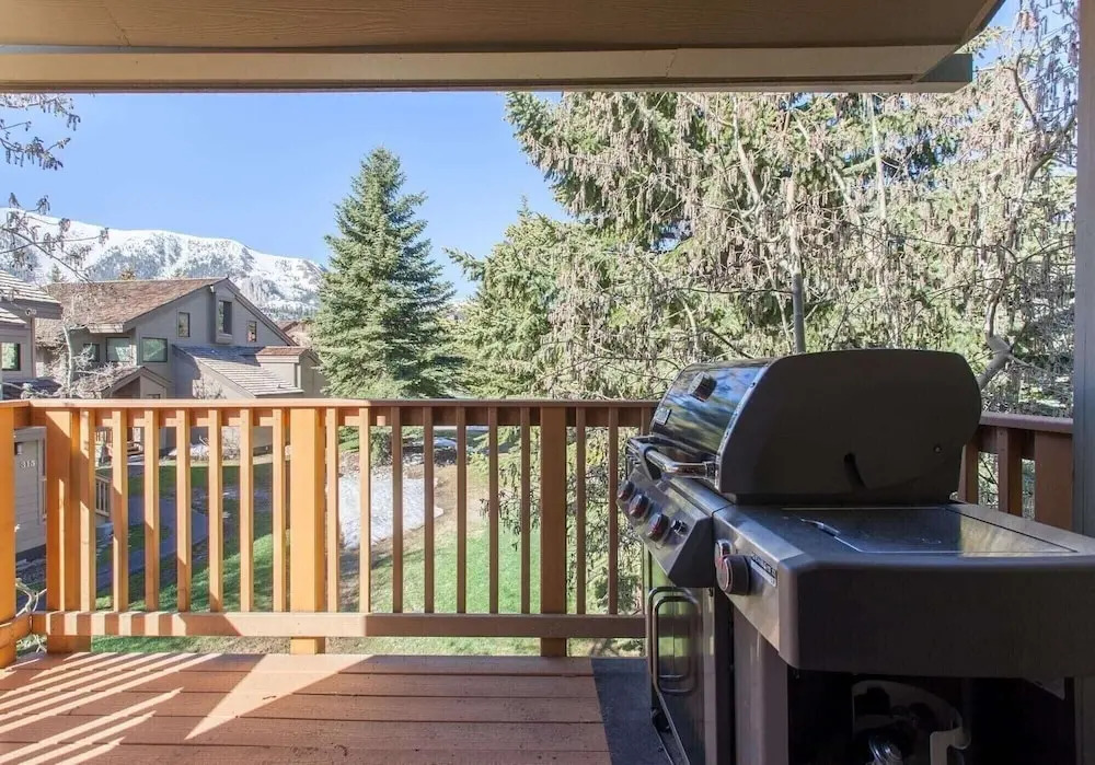 Snowcreek #320 Spacious, 3 bedroom + loft in Snowcreek phase 2 . Sleeps 10. Amazing Views