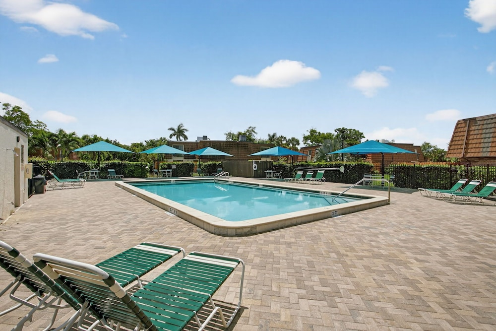 Bright & Cozy Townhome · Pool & Near Downtown