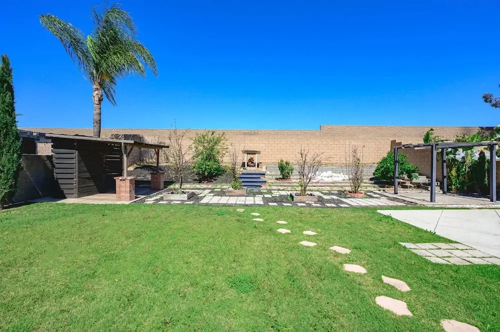 Spacious Family Retreat w Garden Modern Comfort