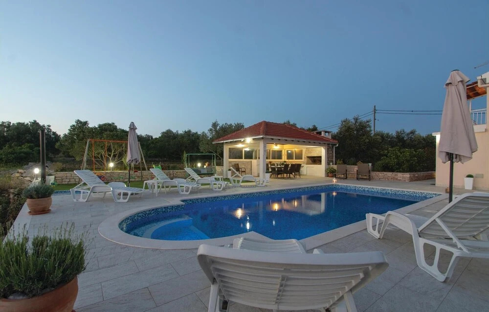 Amazing Home in Stratincica With Wifi and 5 Bedrooms