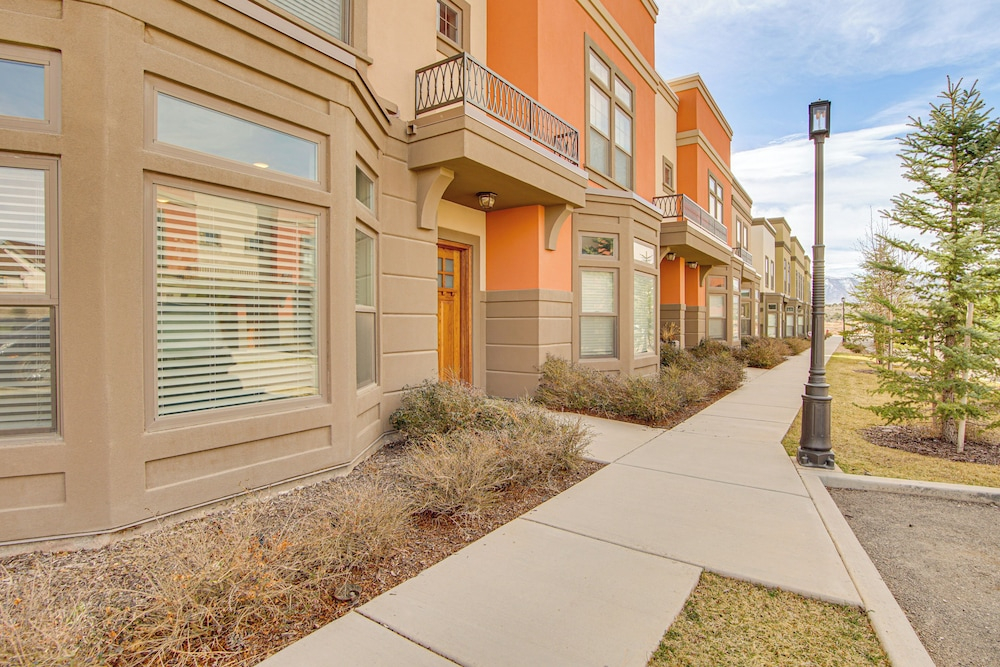 Hike, Golf & Unwind! Mtn-view Cedar City Townhome