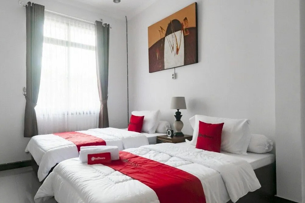 RedDoorz Syariah Plus near Trans Studio Cibubur