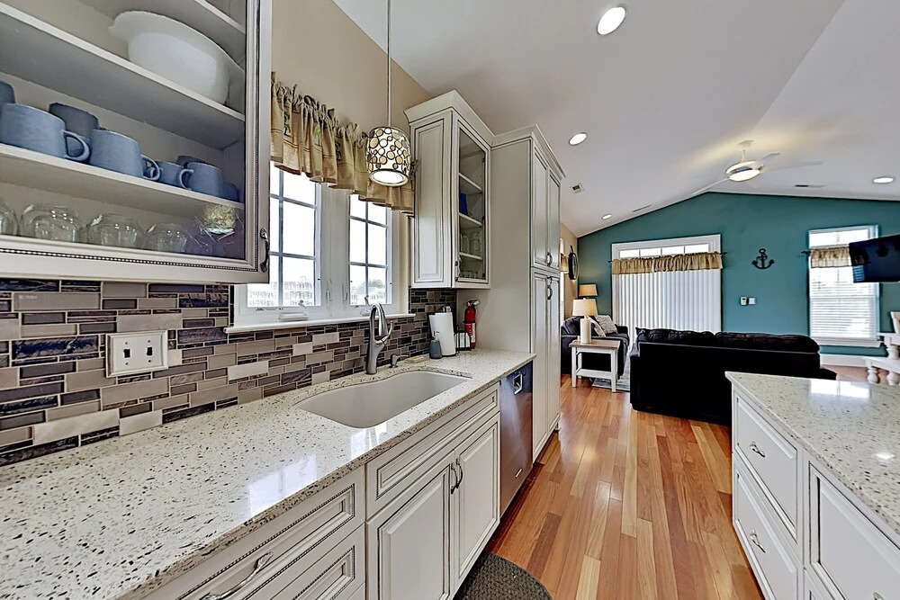 Expansive W/ Elevator - 4 Blocks To Beach 5 Bedroom Condo