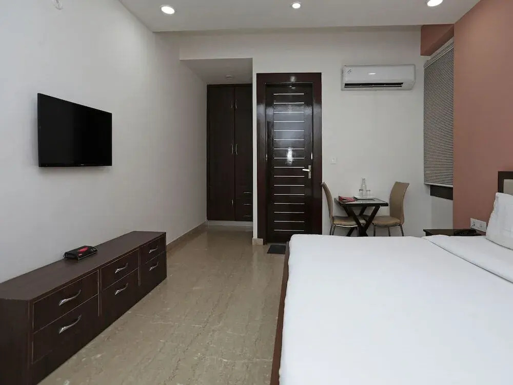 The Signature Hotel By OYO Rooms